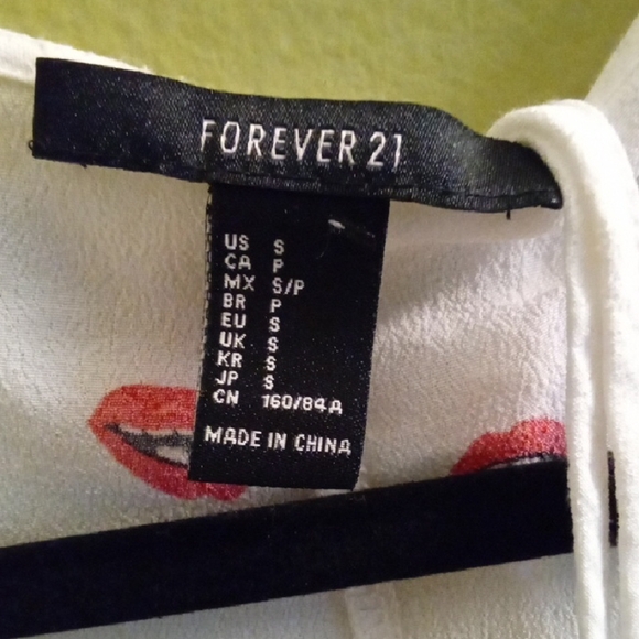 Womans S Forever 21 White Cardigan Wrap Around with Red Lips Lightweight Flowy - Picture 2 of 5